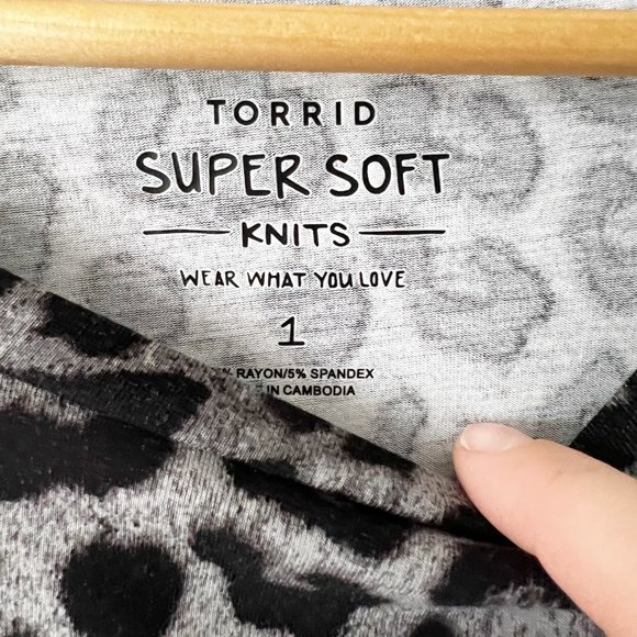 Torrid | Super Soft Knits Cheetah Short Sleeve T Shirt Sz. 1 - Picture 5 of 6